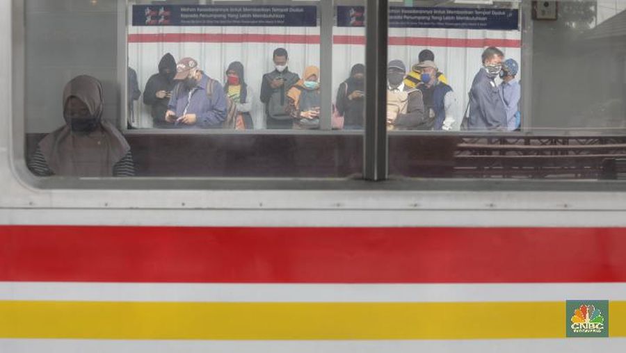 Sosialisasi penumpang KRL harus menggunakan pakain lengan panjang akan diberlakukan pekan ini. (CNBC Indonesia/Tri Susilo)