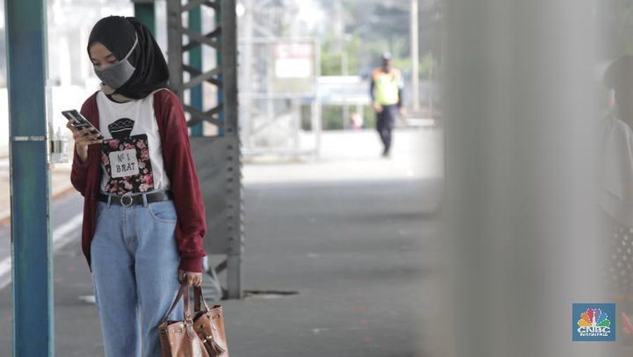 Sosialisasi penumpang KRL harus menggunakan pakain lengan panjang akan diberlakukan pekan ini. (CNBC Indonesia/Tri Susilo)
