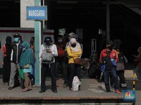Ingat! Sekarang Naik KRL Harus Pakai Baju Lengan Panjang Lho
