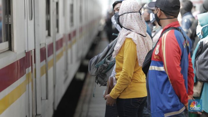 Sosialisasi penumpang KRL harus menggunakan pakain lengan panjang akan diberlakukan pekan ini. (CNBC Indonesia/Tri Susilo)