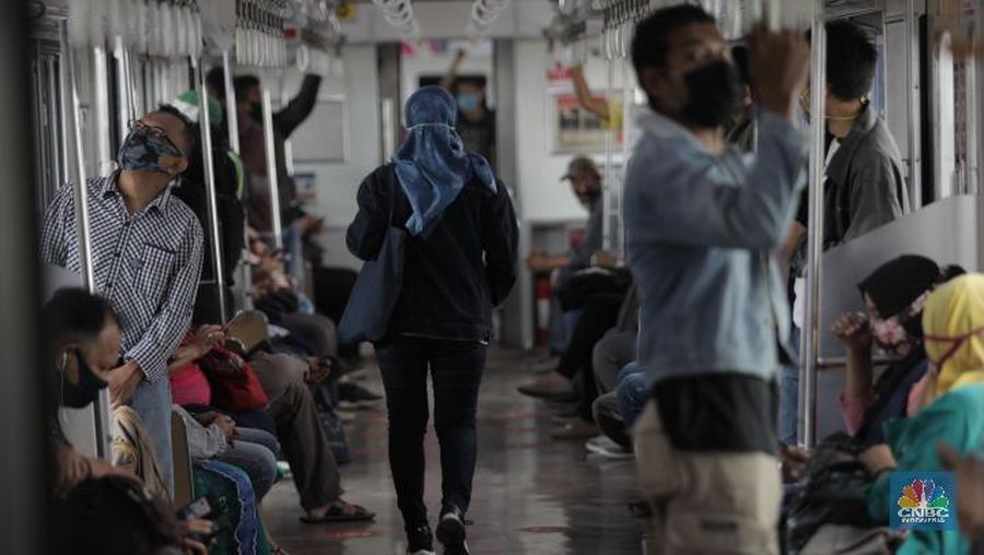Sosialisasi penumpang KRL harus menggunakan pakain lengan panjang akan diberlakukan pekan ini. (CNBC Indonesia/Tri Susilo)