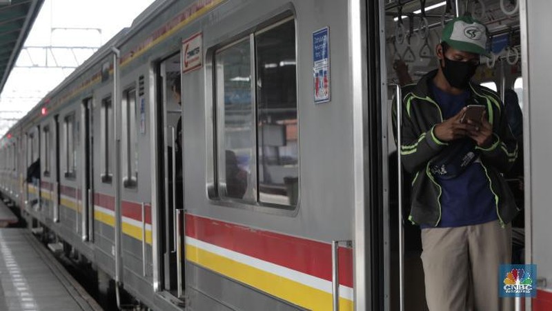 Sosialisasi penumpang KRL harus menggunakan pakain lengan panjang akan diberlakukan pekan ini. (CNBC Indonesia/Tri Susilo)