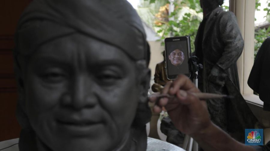 Azmir Azhari Pematung Realis Sejak Masa Orde Baru (CNBC Indonesia/Tri Susilo)