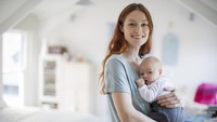 Gendong Bayi Sambil Bawa Tas Selempang Bikin Pundak Sebelah Pegal? Ini Solusinya 