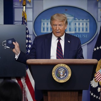 Melihat Momen Langka Trump, Pidato Desak Warga Pakai Masker