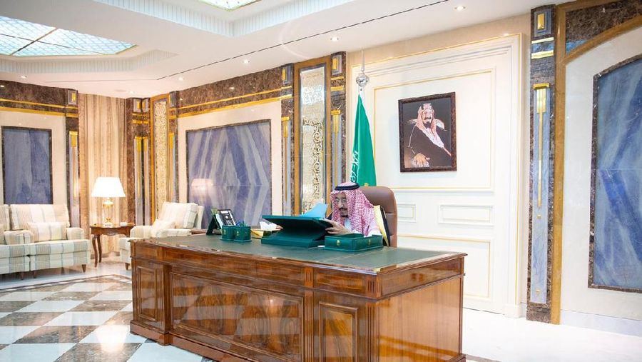 Raja Salman memimpin rapat kabinet dari RS Raja Faisal
