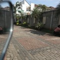Seorang pemuda karang taruna mengenakan kostum pocong saat meminta sumbangan di kawasan Jombang, Tangerang Selatan, Rabu (22/7/2020). (CNBC Indonesia/ANdrean Kristianto)