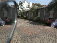 Seorang pemuda karang taruna mengenakan kostum pocong saat meminta sumbangan di kawasan Jombang, Tangerang Selatan, Rabu (22/7/2020). (CNBC Indonesia/ANdrean Kristianto)