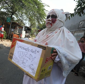 Bikin Kaget, Ada Pocong Ngecrek Buat Acara 17-an