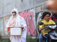 Jangan Kaget! Pocong Dulu Bergerak Tak Melompat Tapi Begini..
