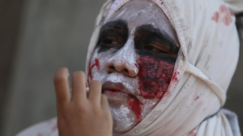 Seorang pemuda karang taruna mengenakan kostum pocong saat meminta sumbangan di kawasan Jombang, Tangerang Selatan, Rabu (22/7/2020). (CNBC Indonesia/ANdrean Kristianto)
