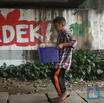 Kisah Sedih Bocah Penjual Kerupuk di Hari Anak Nasional
