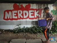 Kisah Sedih Bocah Penjual Kerupuk di Hari Anak Nasional