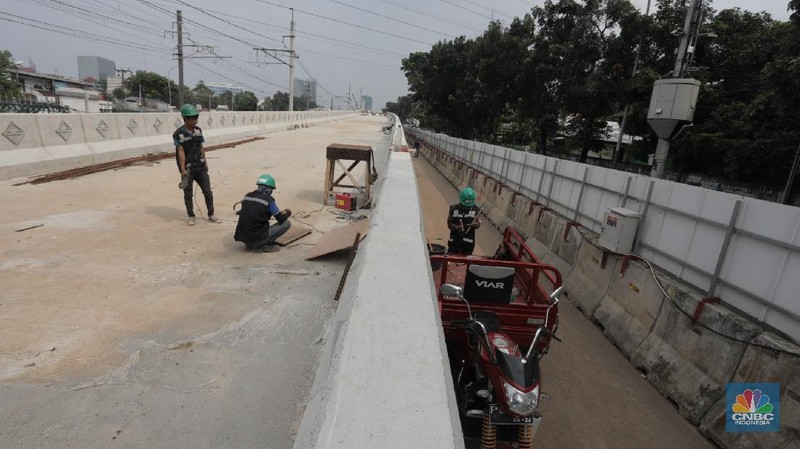 Pekerja menyelesaikan proyek pembangunan jalan layang Lenteng Agung, Jakarta Selatan, Kamis, (23/7/20). (CNBC Indonesia/Tri Susilo)