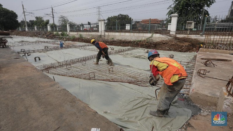Pekerja menyelesaikan proyek pembangunan jalan layang Lenteng Agung, Jakarta Selatan, Kamis, (23/7/20). (CNBC Indonesia/Tri Susilo)