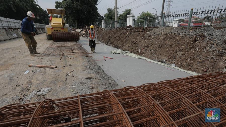 Pekerja menyelesaikan proyek pembangunan jalan layang Lenteng Agung, Jakarta Selatan, Kamis, (23/7/20). (CNBC Indonesia/Tri Susilo)