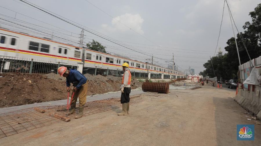 Pekerja menyelesaikan proyek pembangunan jalan layang Lenteng Agung, Jakarta Selatan, Kamis, (23/7/20). (CNBC Indonesia/Tri Susilo)