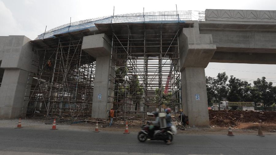 Pekerja menyelesaikan proyek pembangunan jalan layang Lenteng Agung, Jakarta Selatan, Kamis, (23/7/20). (CNBC Indonesia/Tri Susilo)