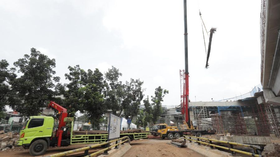 Pekerja menyelesaikan proyek pembangunan jalan layang Lenteng Agung, Jakarta Selatan, Kamis, (23/7/20). (CNBC Indonesia/Tri Susilo)