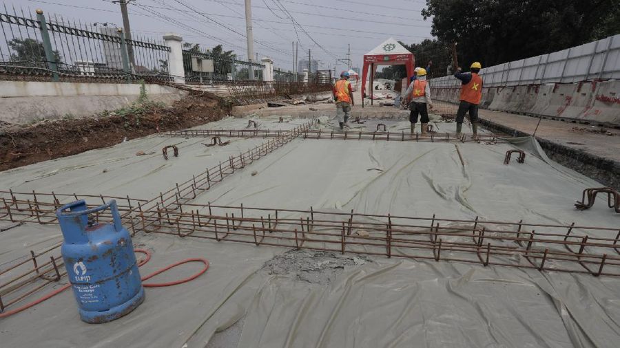 Pekerja menyelesaikan proyek pembangunan jalan layang Lenteng Agung, Jakarta Selatan, Kamis, (23/7/20). (CNBC Indonesia/Tri Susilo)