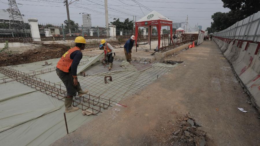 Pekerja menyelesaikan proyek pembangunan jalan layang Lenteng Agung, Jakarta Selatan, Kamis, (23/7/20). (CNBC Indonesia/Tri Susilo)