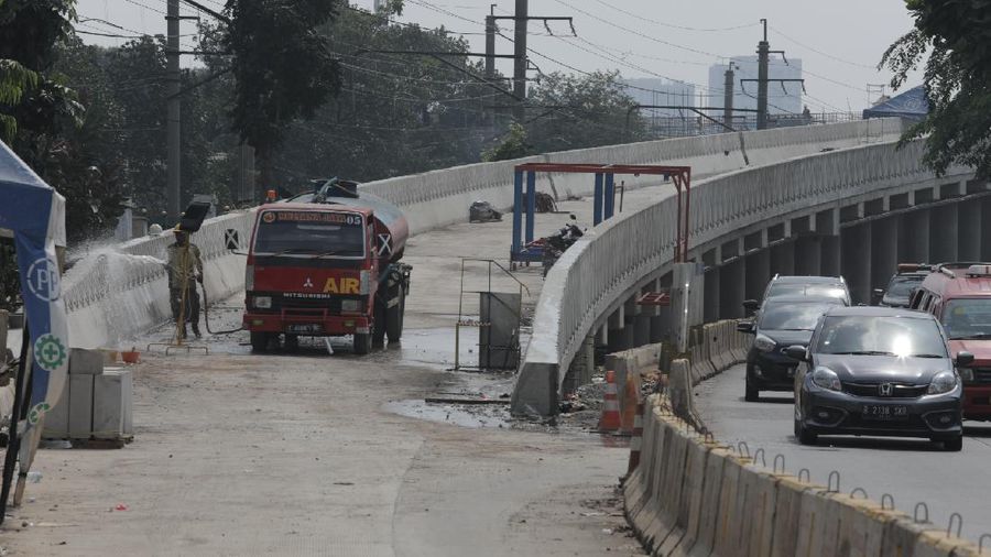 Pekerja menyelesaikan proyek pembangunan jalan layang Lenteng Agung, Jakarta Selatan, Kamis, (23/7/20). (CNBC Indonesia/Tri Susilo)