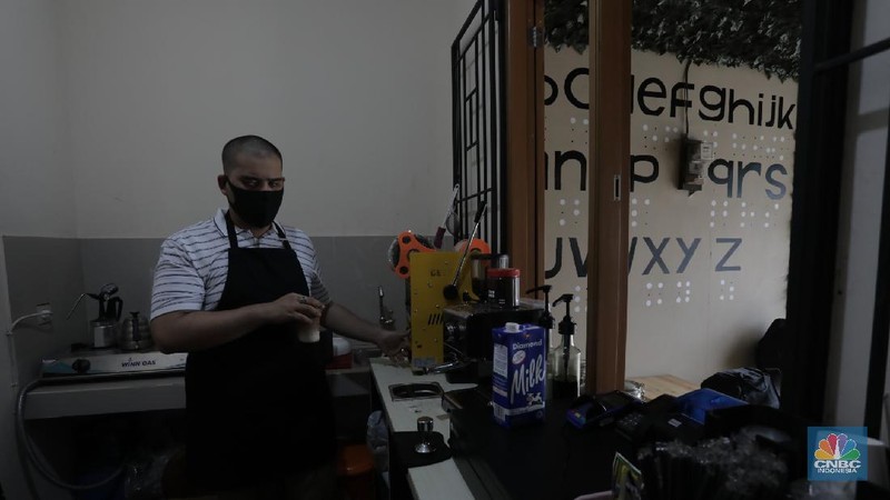 Potret Barista Tunanetra Bertahan Ditengah Pandemi (CNBC Indonesia/ Tri Susilo)