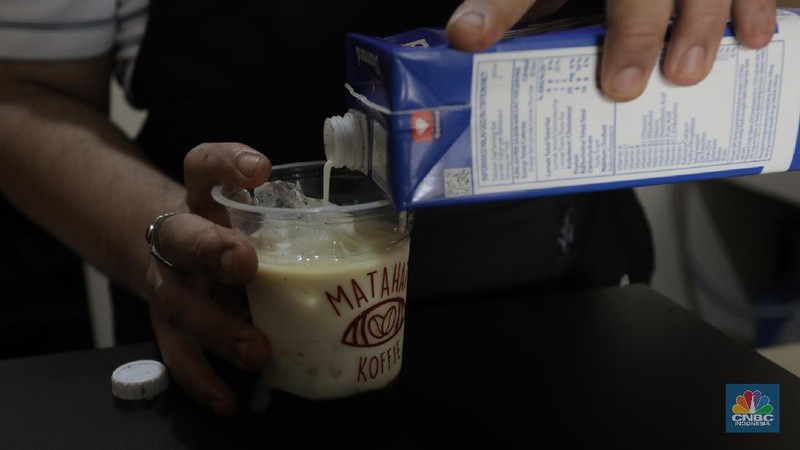 Potret Barista Tunanetra Bertahan Ditengah Pandemi (CNBC Indonesia/ Tri Susilo)