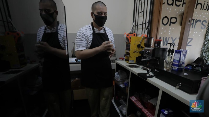 Potret Barista Tunanetra Bertahan Ditengah Pandemi (CNBC Indonesia/ Tri Susilo)