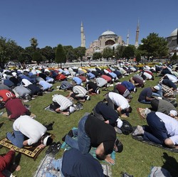 Menag Sebut Boleh Salat Iduladha di Lapangan, Asalkan...
