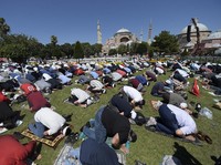 Menag Sebut Boleh Salat Iduladha di Lapangan, Asalkan...