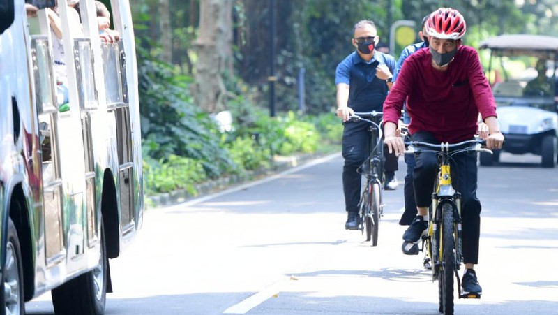 Presiden Joko Widodo berolahraga pagi dengan mengayuh sepeda di area Istana Kepresidenan Bogor, Jawa Barat. Foto: Muchlis Jr - Biro Pers Sekretariat Presiden