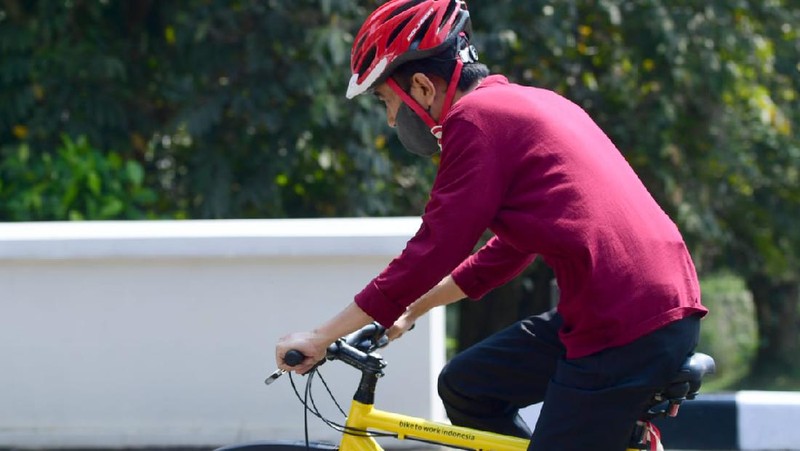 Presiden Joko Widodo berolahraga pagi dengan mengayuh sepeda di area Istana Kepresidenan Bogor, Jawa Barat. Foto: Muchlis Jr - Biro Pers Sekretariat Presiden