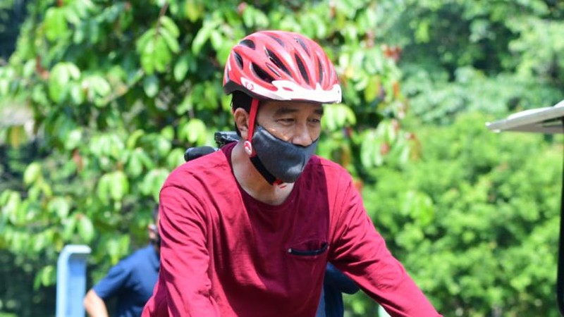 Presiden Joko Widodo berolahraga pagi dengan mengayuh sepeda di area Istana Kepresidenan Bogor, Jawa Barat. Foto: Muchlis Jr - Biro Pers Sekretariat Presiden