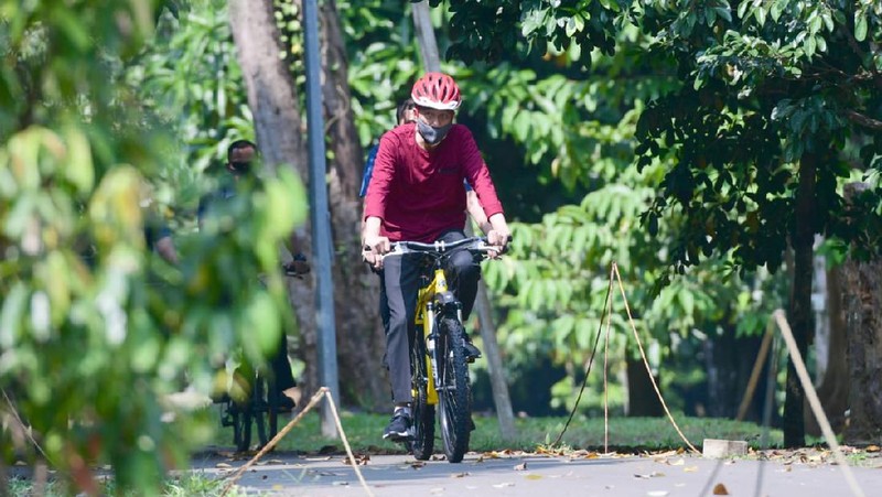 Presiden Joko Widodo berolahraga pagi dengan mengayuh sepeda di area Istana Kepresidenan Bogor, Jawa Barat. Foto: Muchlis Jr - Biro Pers Sekretariat Presiden