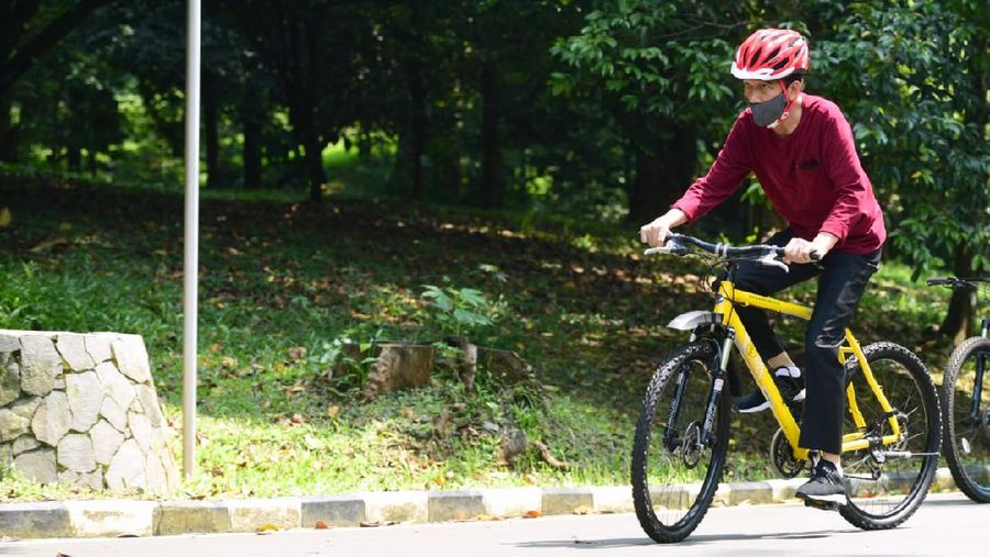 Presiden Joko Widodo berolahraga pagi dengan mengayuh sepeda di area Istana Kepresidenan Bogor, Jawa Barat. Foto: Muchlis Jr - Biro Pers Sekretariat Presiden