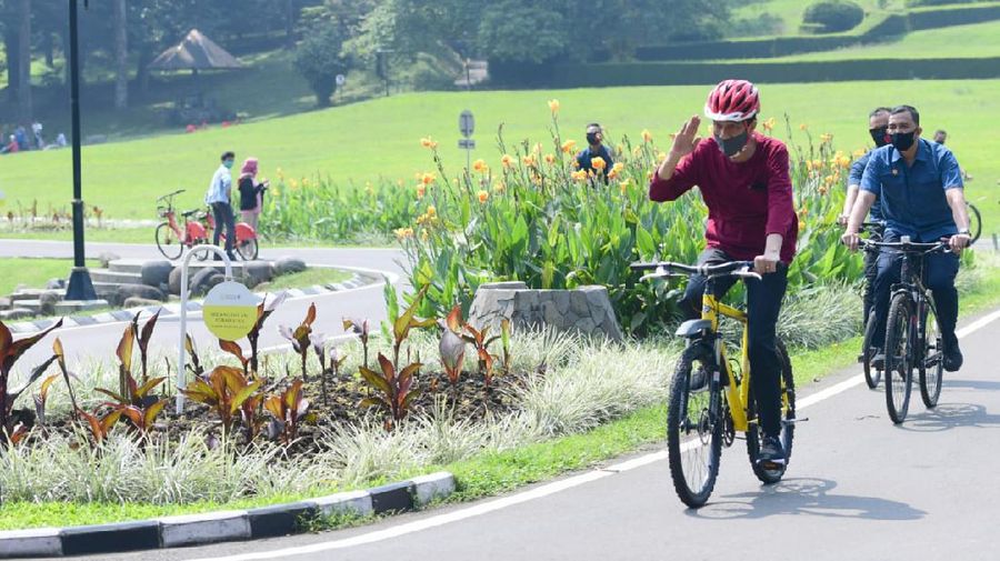 Presiden Joko Widodo berolahraga pagi dengan mengayuh sepeda di area Istana Kepresidenan Bogor, Jawa Barat. Foto: Muchlis Jr - Biro Pers Sekretariat Presiden