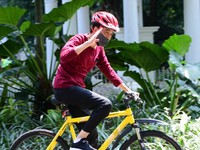 Negatif Covid-19, Jokowi Genjot Sepeda Olah Raga Pagi