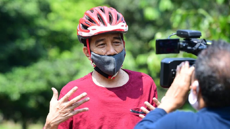 Presiden Joko Widodo berolahraga pagi dengan mengayuh sepeda di area Istana Kepresidenan Bogor, Jawa Barat. Foto: Muchlis Jr - Biro Pers Sekretariat Presiden