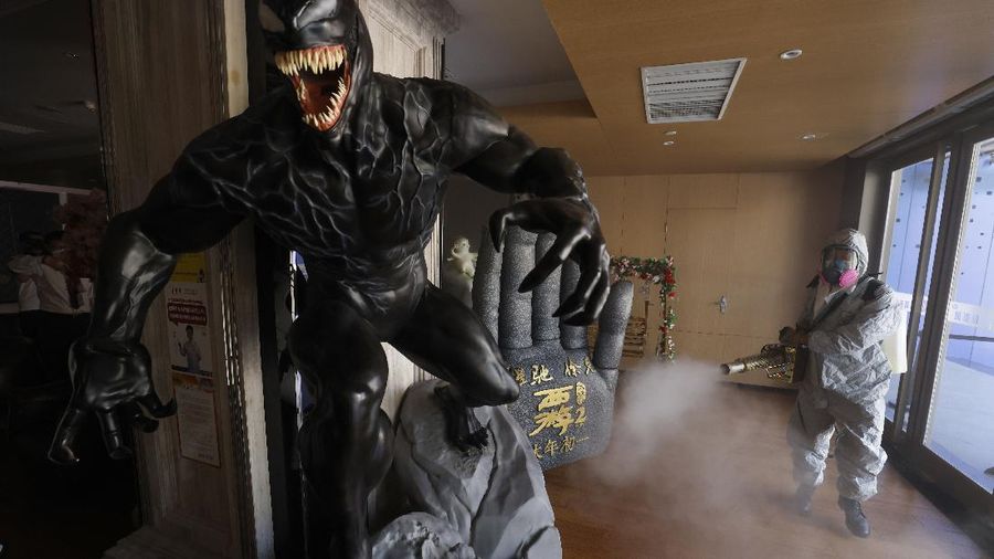 Sejumlah bioskop di Beijing melakukan sterilisasi dan pembersihan dari virus covid-19. AP/Ng Han Guan