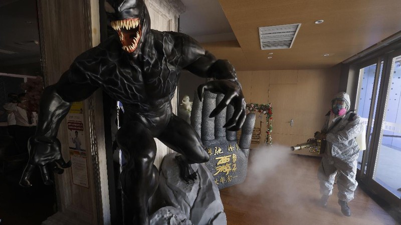 Sejumlah bioskop di Beijing melakukan sterilisasi dan pembersihan dari virus covid-19. AP/Ng Han Guan