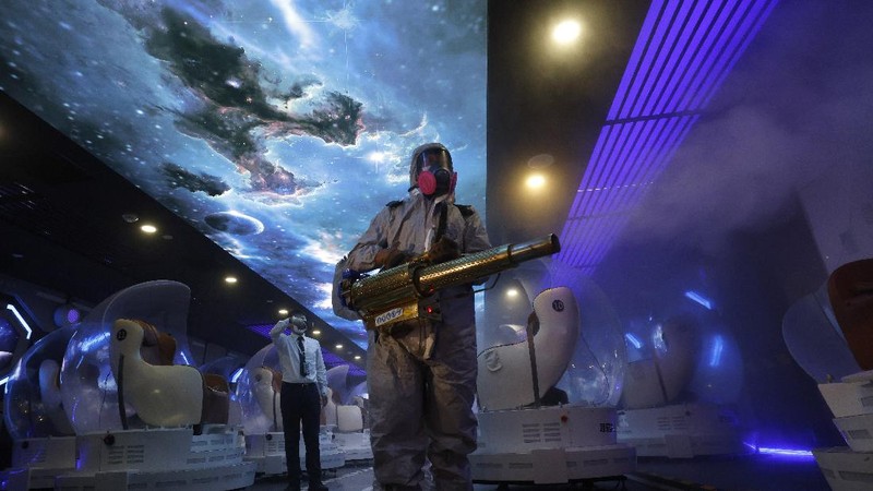 Sejumlah bioskop di Beijing melakukan sterilisasi dan pembersihan dari virus covid-19. AP/Ng Han Guan