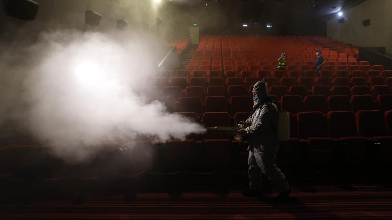 Sejumlah bioskop di Beijing melakukan sterilisasi dan pembersihan dari virus covid-19. AP/Ng Han Guan