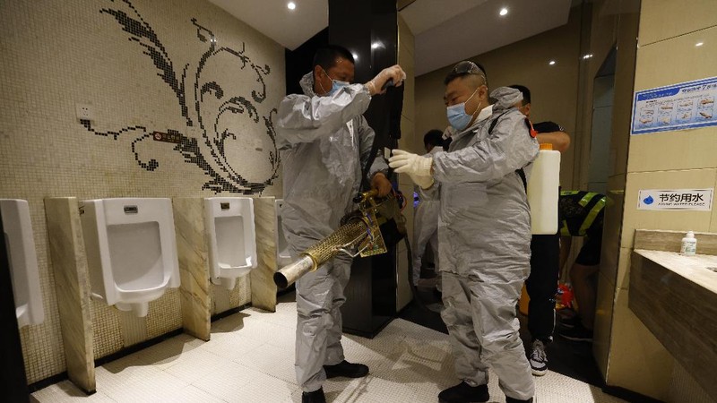 Sejumlah bioskop di Beijing melakukan sterilisasi dan pembersihan dari virus covid-19. AP/Ng Han Guan