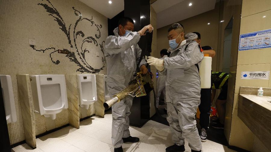 Sejumlah bioskop di Beijing melakukan sterilisasi dan pembersihan dari virus covid-19. AP/Ng Han Guan