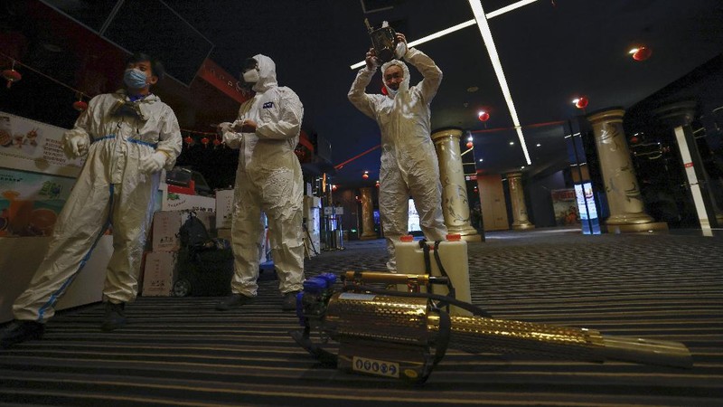 Sejumlah bioskop di Beijing melakukan sterilisasi dan pembersihan dari virus covid-19. AP/Ng Han Guan