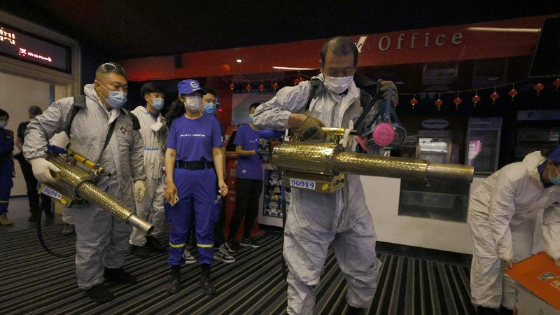 Sejumlah bioskop di Beijing melakukan sterilisasi dan pembersihan dari virus covid-19. AP/Ng Han Guan