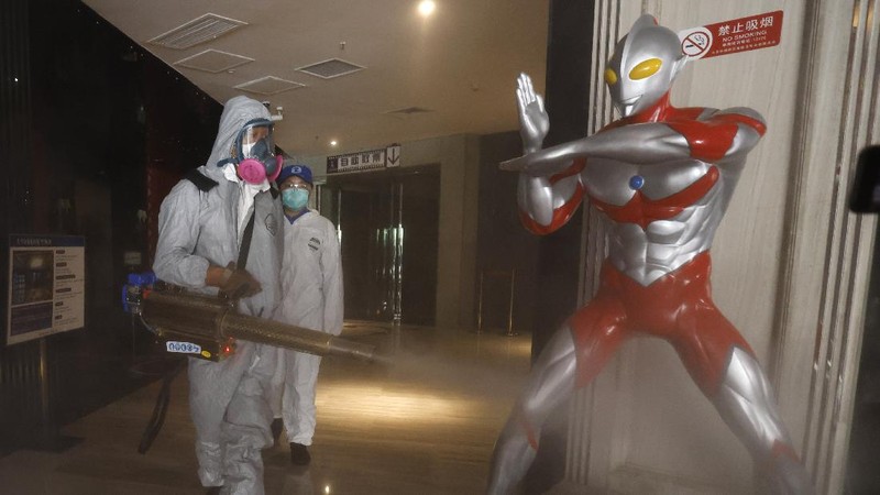 Sejumlah bioskop di Beijing melakukan sterilisasi dan pembersihan dari virus covid-19. AP/Ng Han Guan