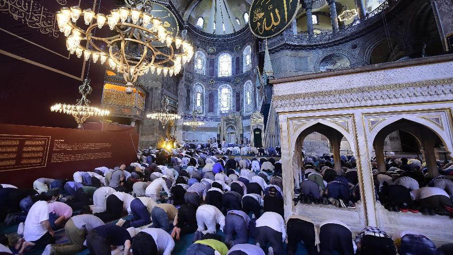 Sholat Jumat di Hagia Sophia. AP/Yasin Akgul