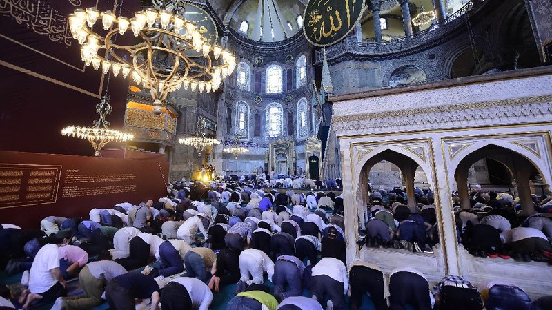 Sholat Jumat di Hagia Sophia. AP/Yasin Akgul